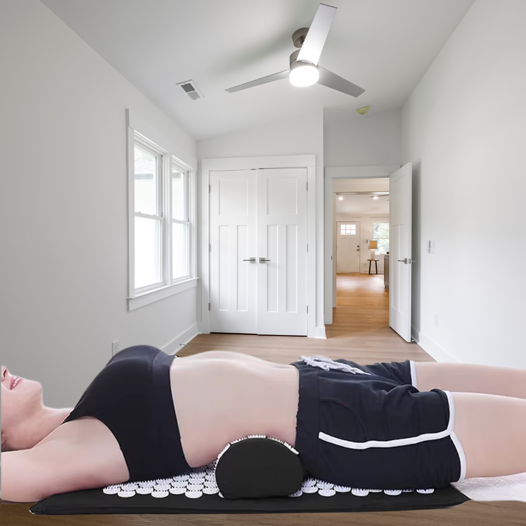 Femme allongée sur le tapis acupression - Akumata Soft Noir