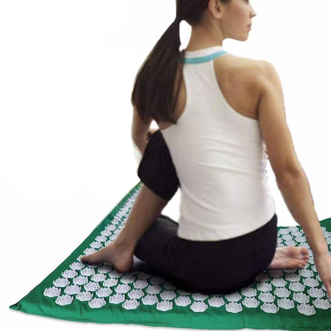 Femme allongée sur le tapis d'acupression - Fleur de lotus