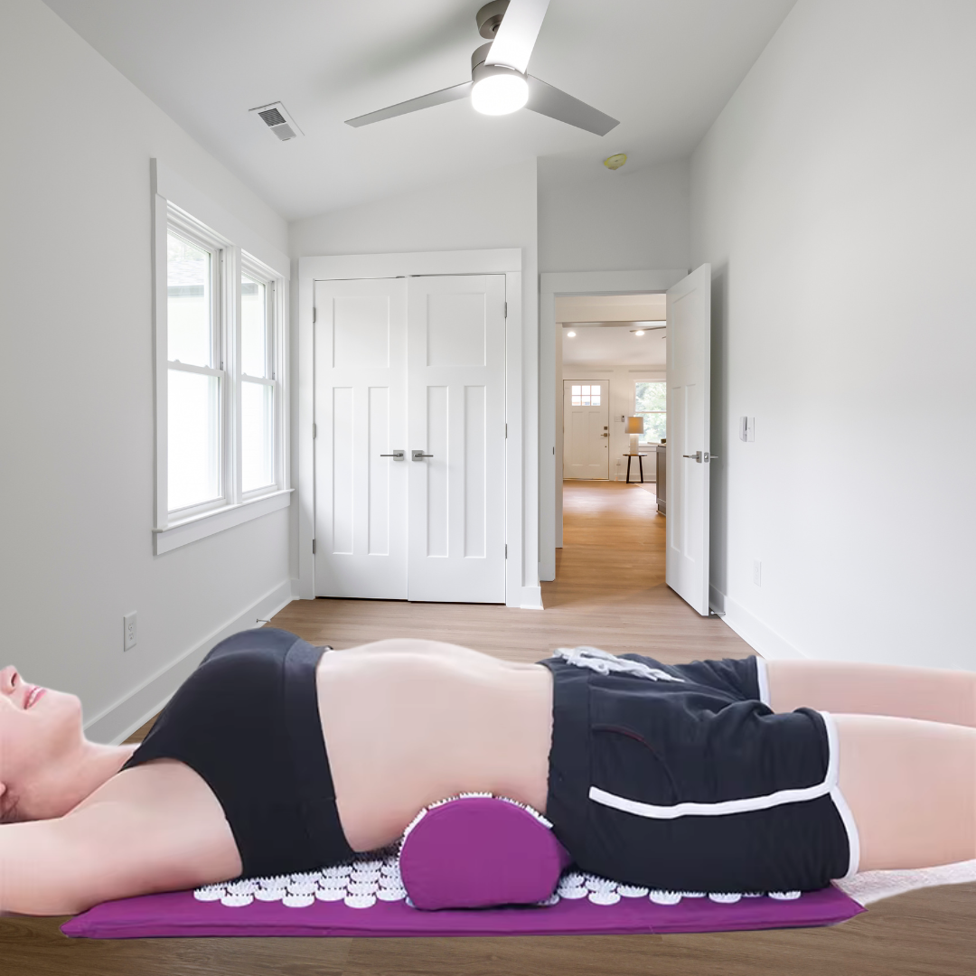 Femme couchée sur le tapis acupression - Akumata Soft Violet