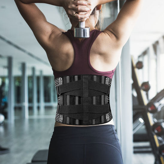 Femme integre la ceinture lombaire - FitBack à ses séances de fitness