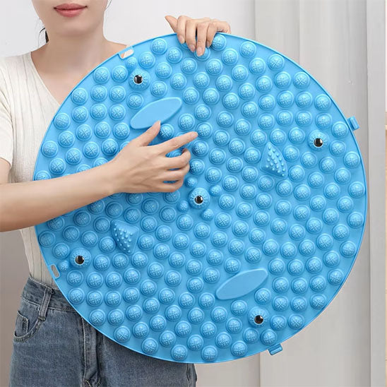 Femme montre le relief du acupression tapis - Pied