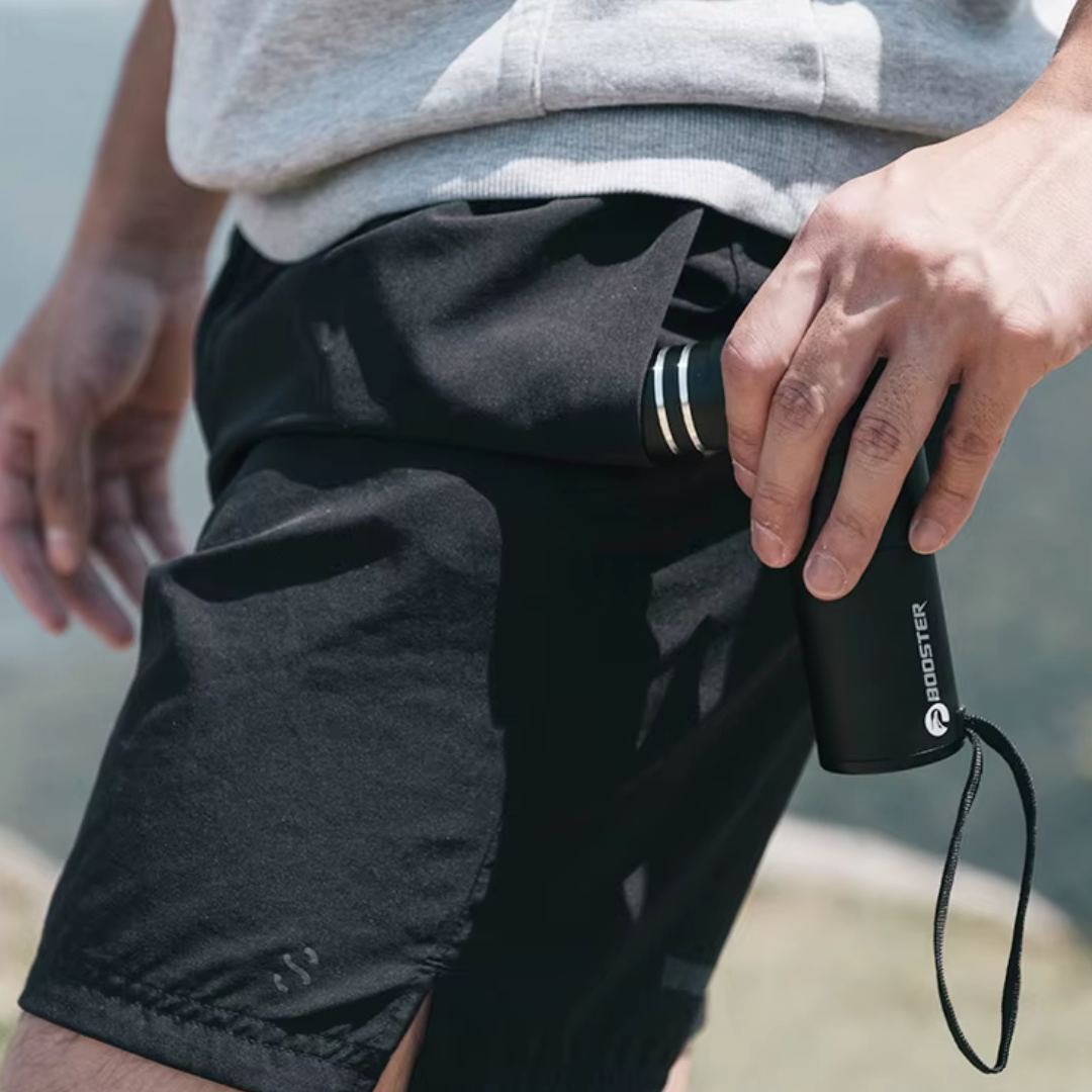 Le pistolet de massage - Mini Noir se glisse facilement dans vos poches ou sac pour soulager vos douleurs Ă porter de main.