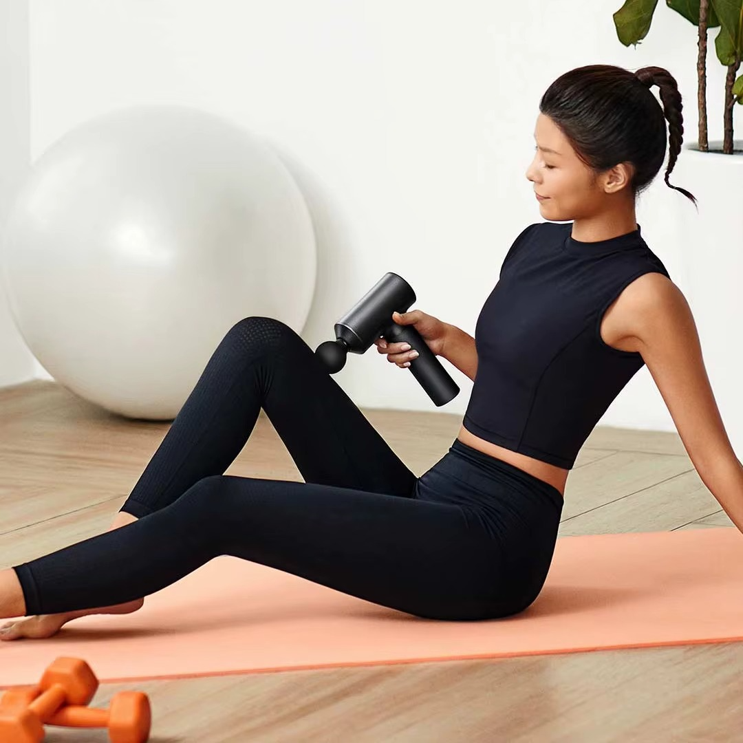 Le pistolet de massage - sans fil permet de masser plusieurs zones du corps comme les jambes, et ce, dans le confort de chez vous