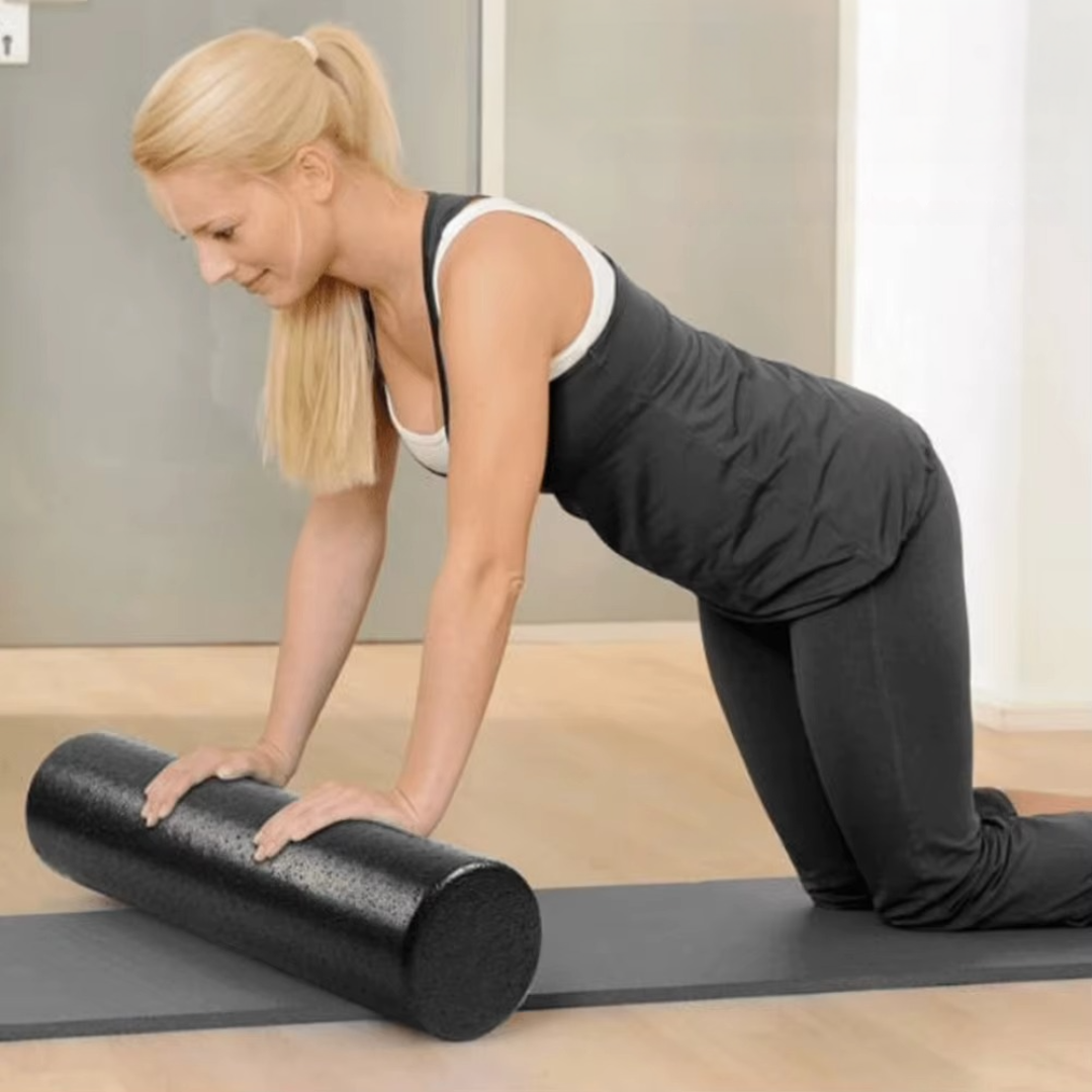 Le rouleau de massage - Lisse est parfait pour travailler votre flexibilité au niveau des bras au sol