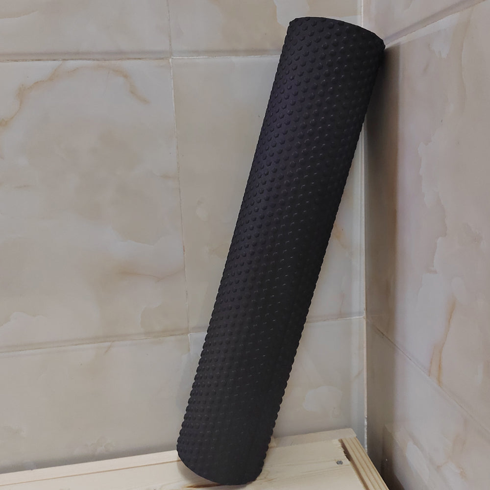 Le rouleau de massage mousse, est disponible dans la couleur noire et mesure 9.5 cm par 45 cm de longueur.