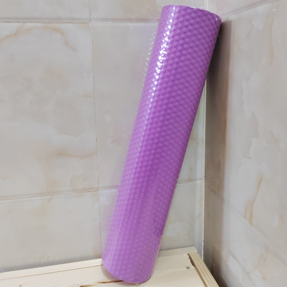 Le rouleau de massage mousse, est disponible dans la couleur violette et mesure 9.5 cm par 45 cm de longueur.