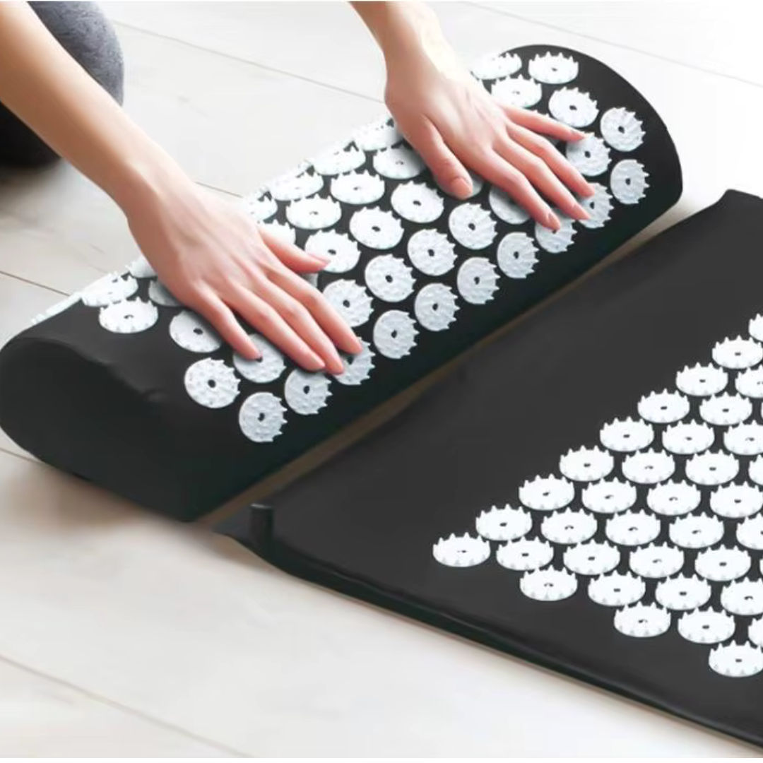 Le tapis acupression - Akumata Soft Noir dispose d'un coussin rembourré