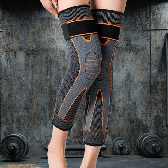 Notre genouillère sport FitAthlete est disponible dans la couleur orange avec des sangles pour les ajuster