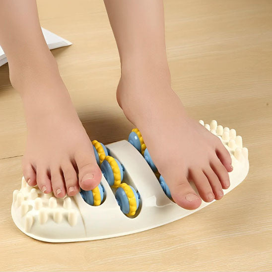 Vous pouvez masser vos pieds avec le rouleau de massage pour pied dans le confort de votre salon.