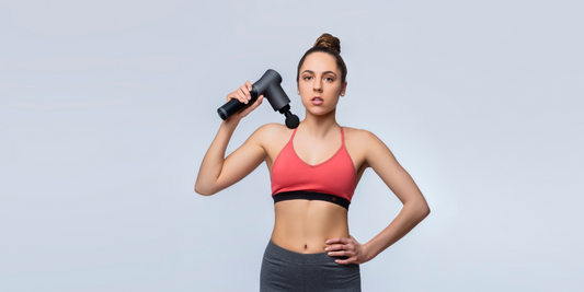 femme utiliser un pistolet massage 