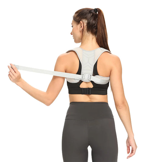 Femme ajuste le correcteur de posture dos gris à sa morphologie