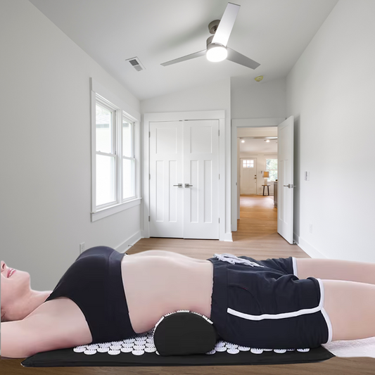 Femme allongée sur le tapis acupression - Akumata Soft Noir 