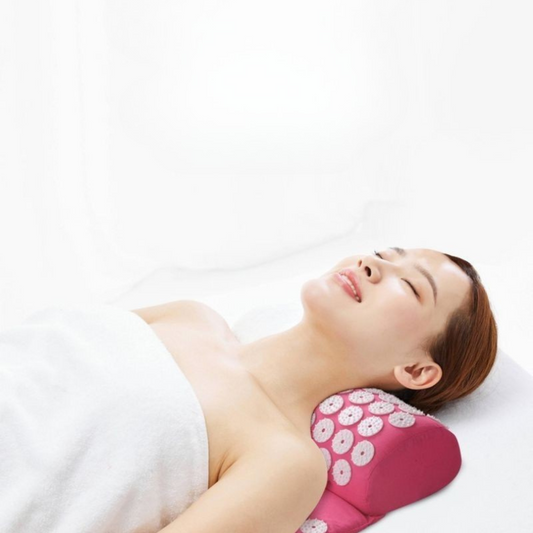 Femme allongée sur le tapis acupression - Akumata Soft Rose