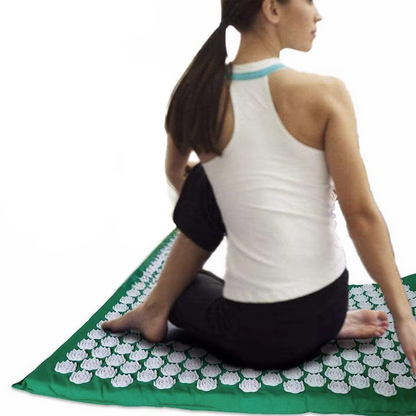 Femme allongée sur le tapis d'acupression - Fleur de lotus 