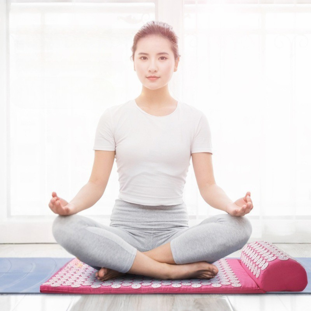 Femme assise sur le tapis acupression - Akumata Soft Rose 