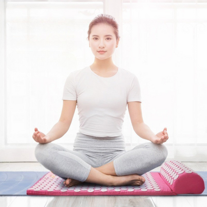 Femme assise sur le tapis acupression - Akumata Soft Rose 