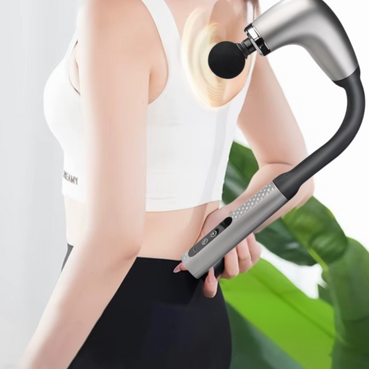 Femme avec douleur au dos utilise pistolet de massage marteau argent 