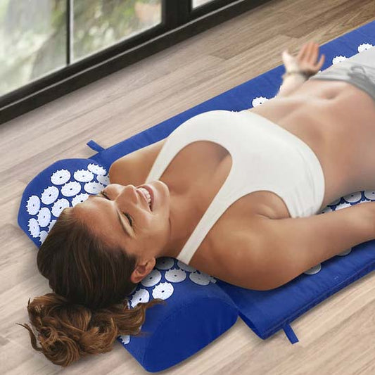 Femme coucher sur le tapis acupression - akumata soft pour détendre le dos 