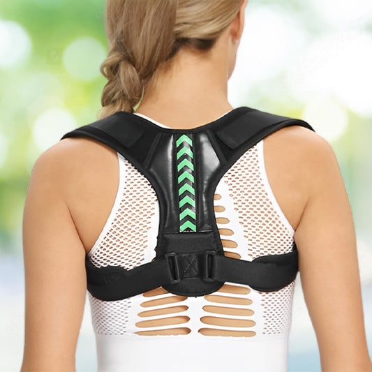 Femme enfile le correcteur de posture - dos 