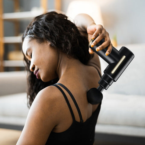 Femme_masse_son_dos_avec_le_pistolet_de_massage_-_mini_Gold