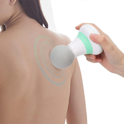 Femme masse son dos avec le pistolet masseur - PowerPulse 