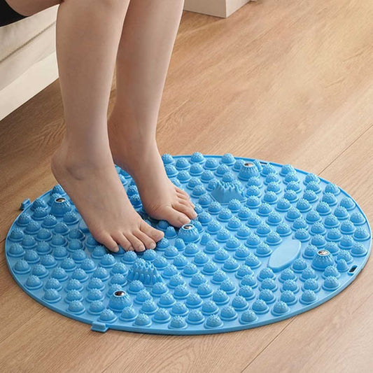 Femme met ses pieds sur ce acupression tapis - Pied