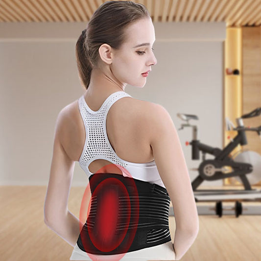 Femme_porte_la_ceinture_chauffante_lombaire_FitMagnet_a_la_salle_de_sport_et au yoga