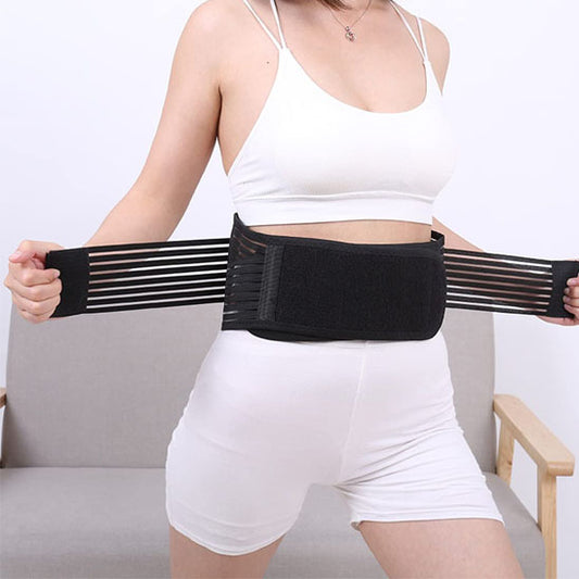 Femme_porte_la_ceinture_lombaire_chauffante_-_FitHot_dans_sa_maison