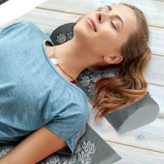 Femme étendue sur le tapis d acupression - Picots flora gris 