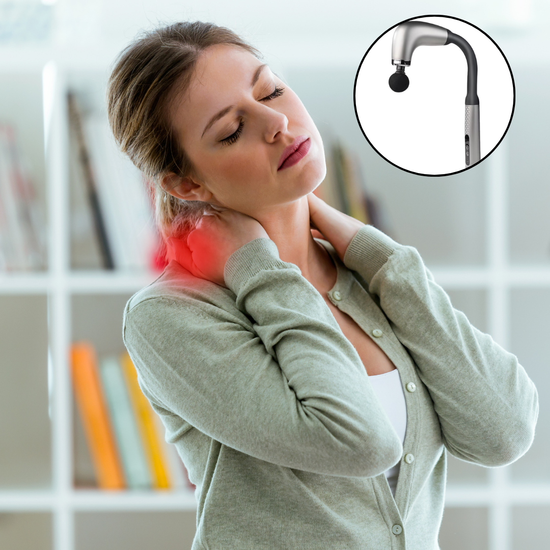 Femme utilise pistolet de massage - marteau argent pour soulager douleur au cou