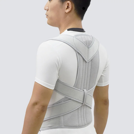 Homme_enfile_le_correcteur_de_posture_-_gris_pour_garder_une_bonne_posture