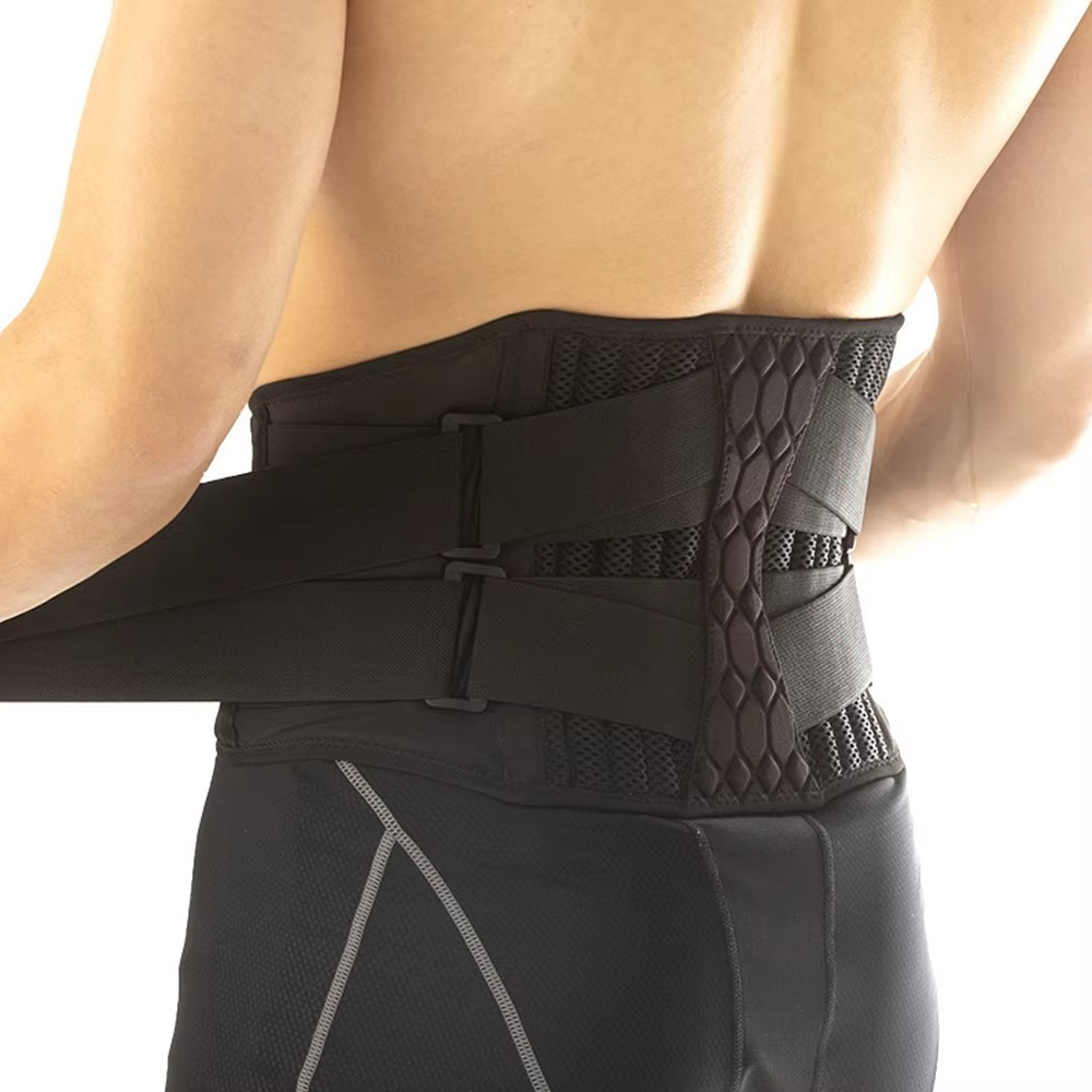 Homme_porte_la_ceinture_lombaire_FitSprings_et_l_ajuste_a_sa_taille
