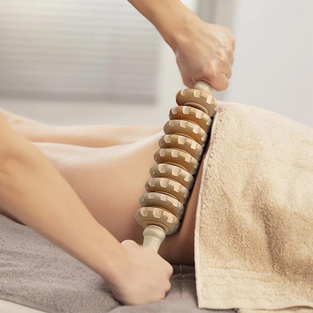Le rouleau de massage en bois est très efficace pour diminuer les douleurs au dos, il suffit de se coucher sur le ventre et demander à votre partenaire de faire des mouvements de bas en haut pour masser les zones ciblées aux besoins. 