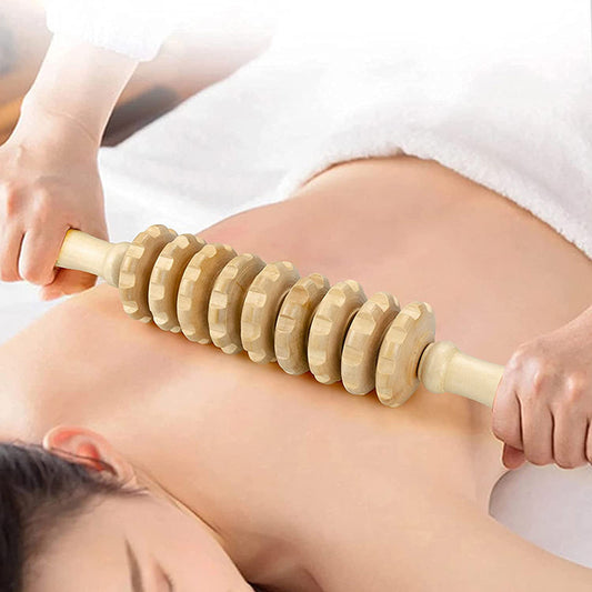 Le rouleau de massage en bois, peut-être utilisé pour les douleurs dans le dos. Étendez-vous et demander à quelqu'un de, vous masser.