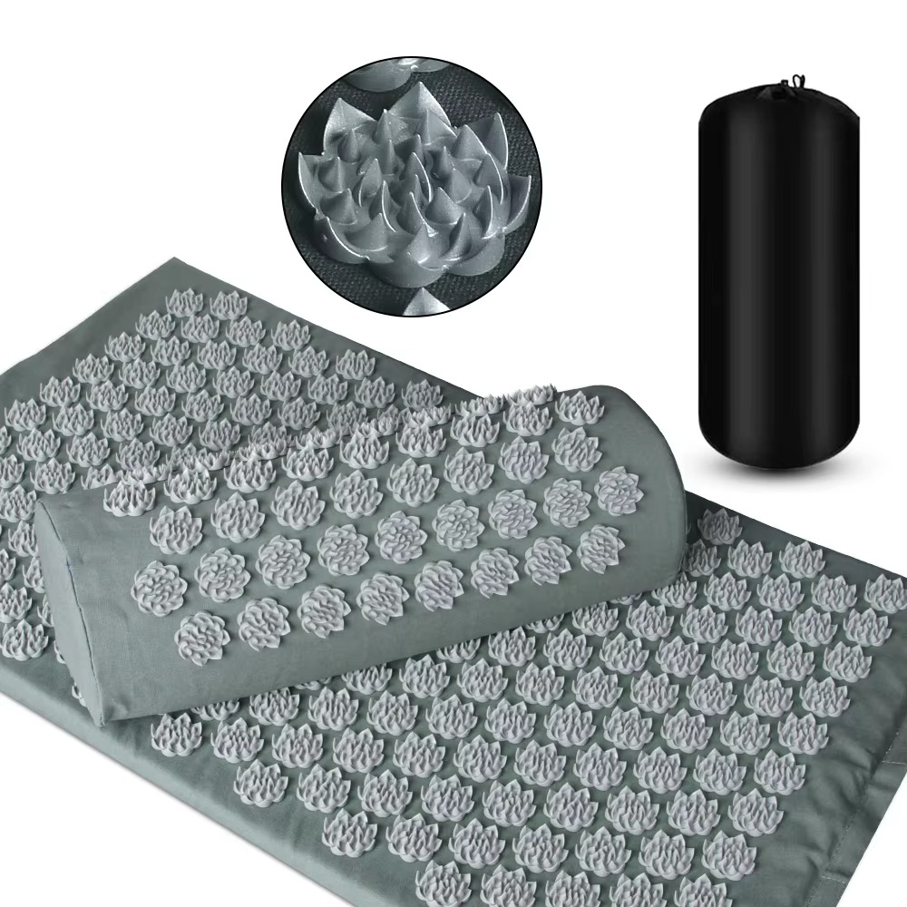 Le tapis d acupression - Picots flora gris comporte un coussin et un sac de transport 