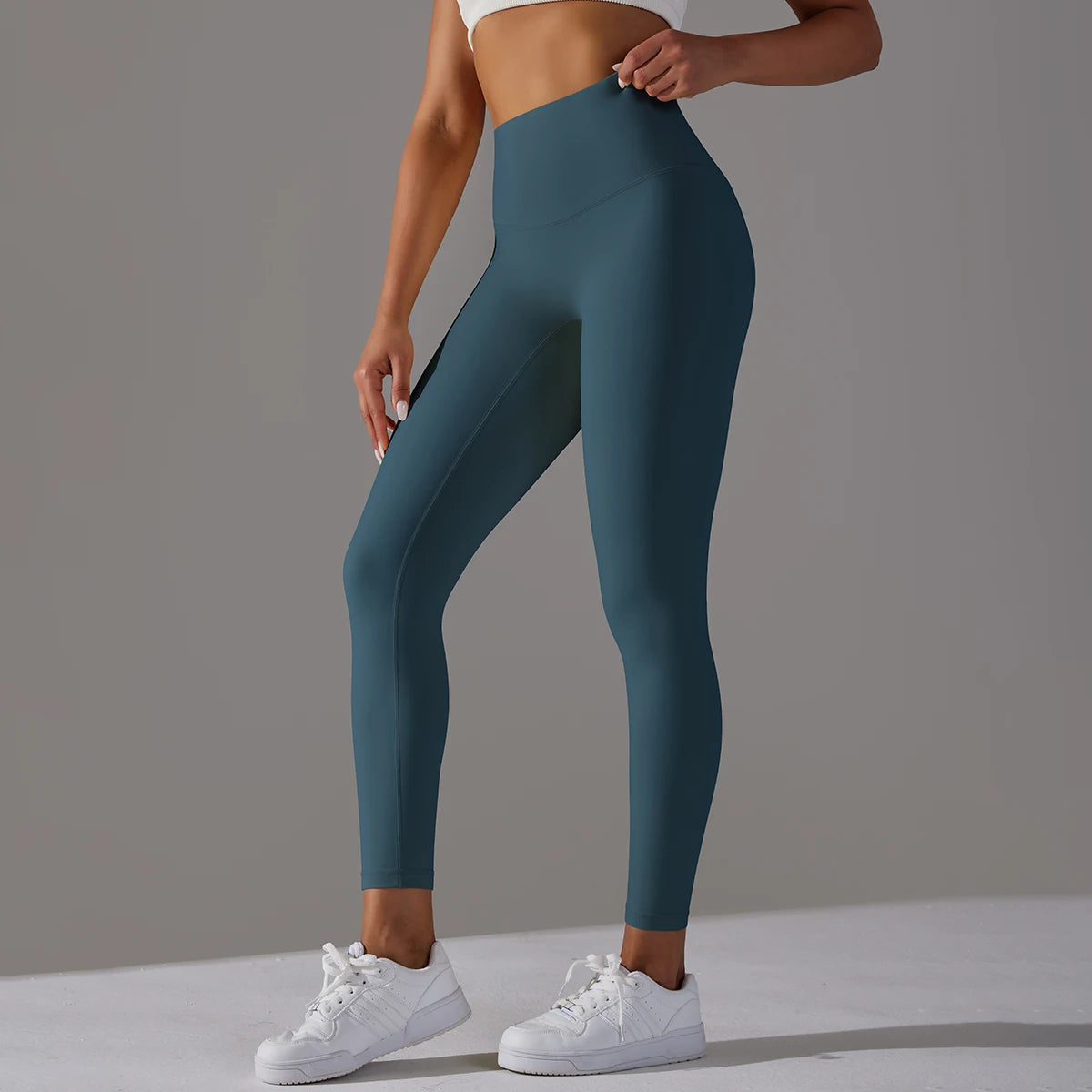 Notre-Legging-femme-FitLegging-est-offert-dans-la-couleur-bleue-baleine-pour-mettre-une-touche-de-couleur-dans-votre-garde-de-robe