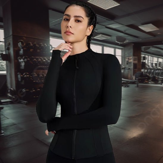 Notre-Veste-de-sport-FitJacket-est-disponible-dans-la-couleur-Noir-pour-un-look-pour-amincir-la-silouette. 