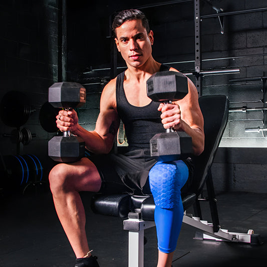 Notre genouillère sport FitHoneyomb est disponible dans la couleur bleue et est parfaite pour réduire vos douleurs articulaires lors des séances de musculations.