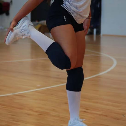 Notre genouillère volley FitShield est disponible dans la couleur noire et son tissu élastique sans coutures améliore l'agilité des joueurs de volleyball, car leur mouvement se font avec liberté. 