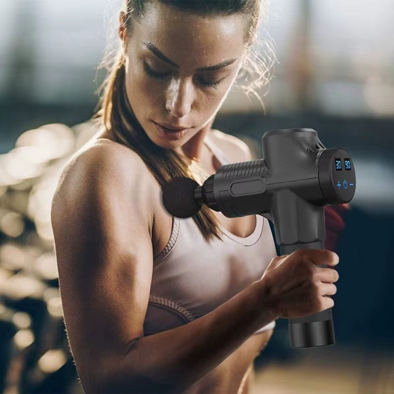 Notre pistolet de massage - Noir est léger et permet de cibler les zones du bras avec simplicité. 