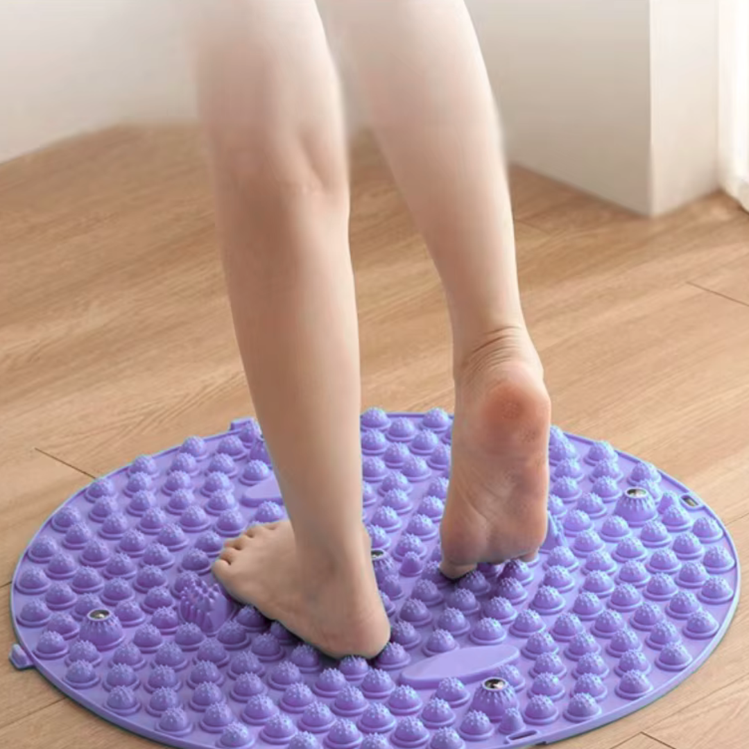 Pied de femme frotte le  acupression tapis - Pied violet 