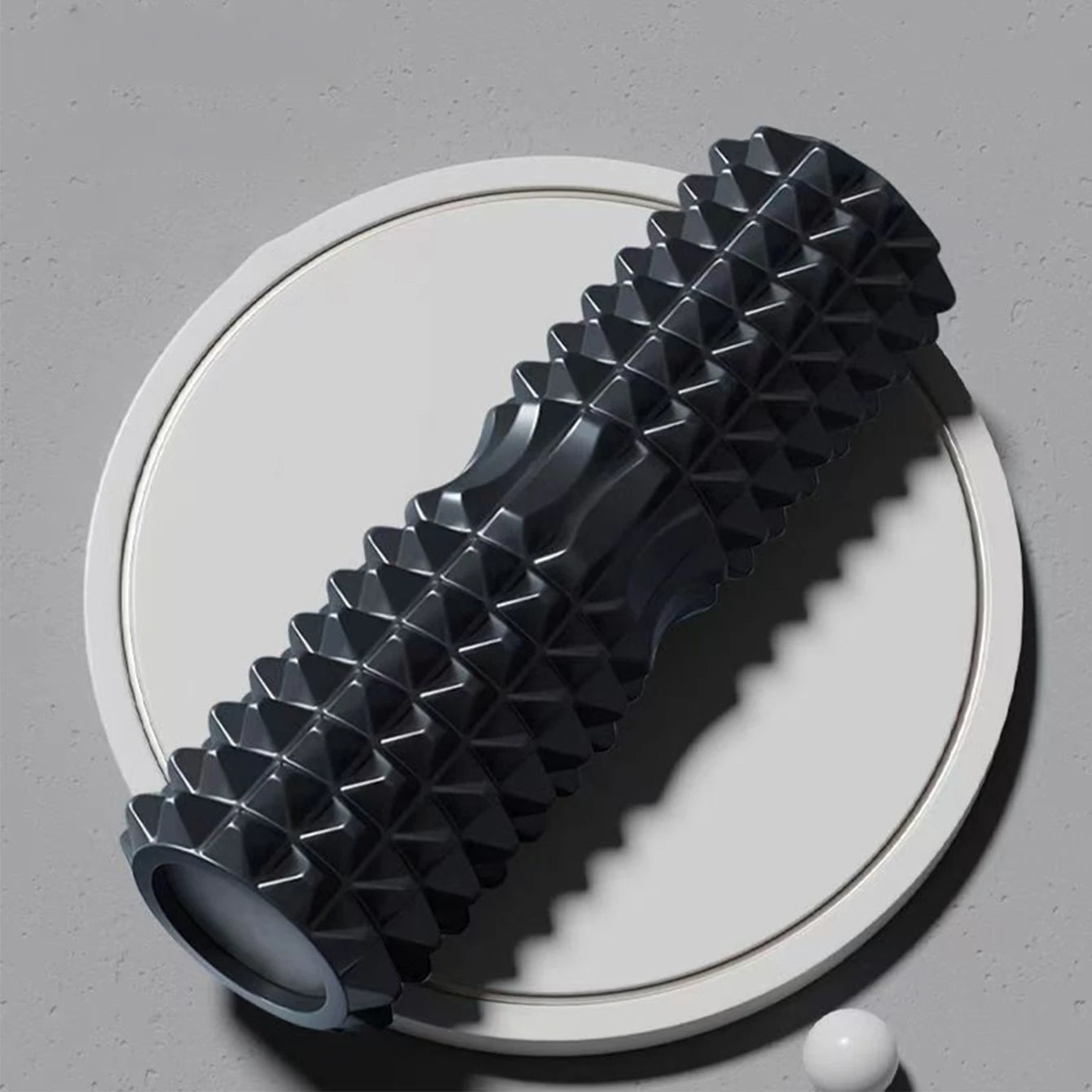 Le rouleau de massage Picots,  est disponible dans la couleur noire et mesure 45 cm de longueur. 