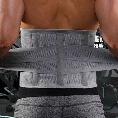 Un homme attache la ceinture dorsale - ComfortPlus avec les sangles 