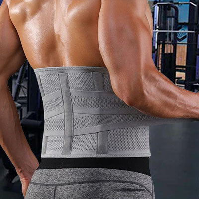 Un homme porte la ceinture dorsale - ComfortPlus durant une séance de gym 