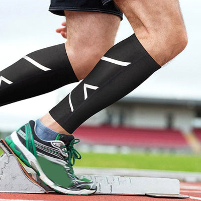 Un homme porte le manchon de compression - AthleX sur une piste d'athlétisme
