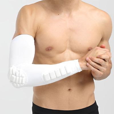 Un homme porte le man
chon de compression bras - FlexArm dans la variable blanche