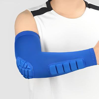 Un homme porte le manchon de compression bras - FlexArm dans la variable bleue 