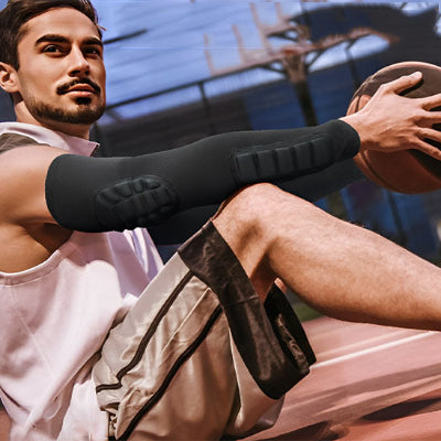 Un homme porte le manchon de compression bras - FlexArm dans la variable noire