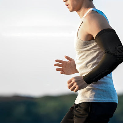 Un homme porte le manchon de compression bras - FlexArm lors d'une course