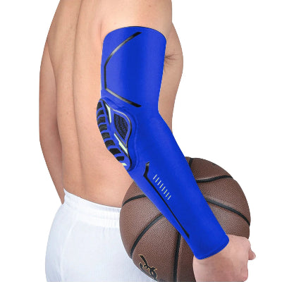 Un homme porte le manchon de compression bras - RegenArm pour montrer la variable bleue